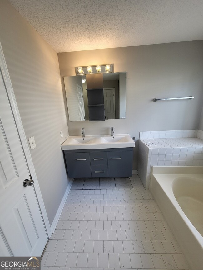 Building Photo - 7700 Lakeshore Ct