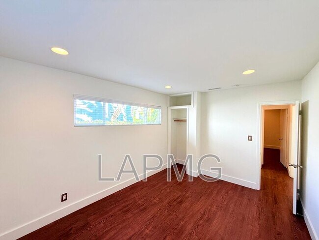 Building Photo - 4447 Lockwood Ave