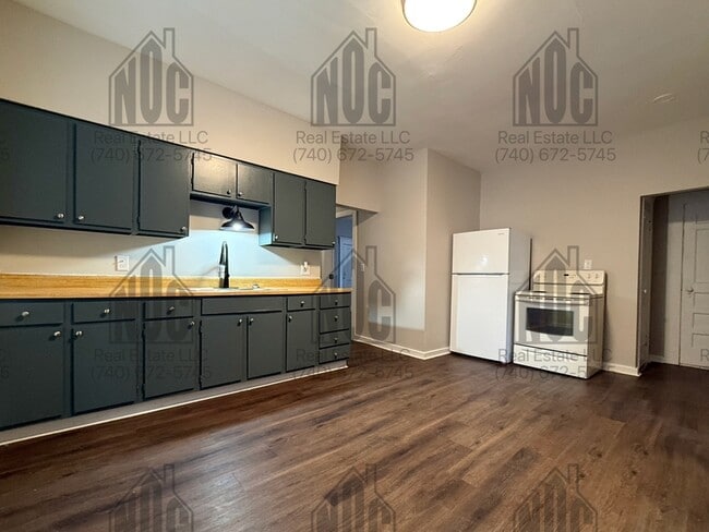 Building Photo - 160 1/2-160 1/2 Lake St