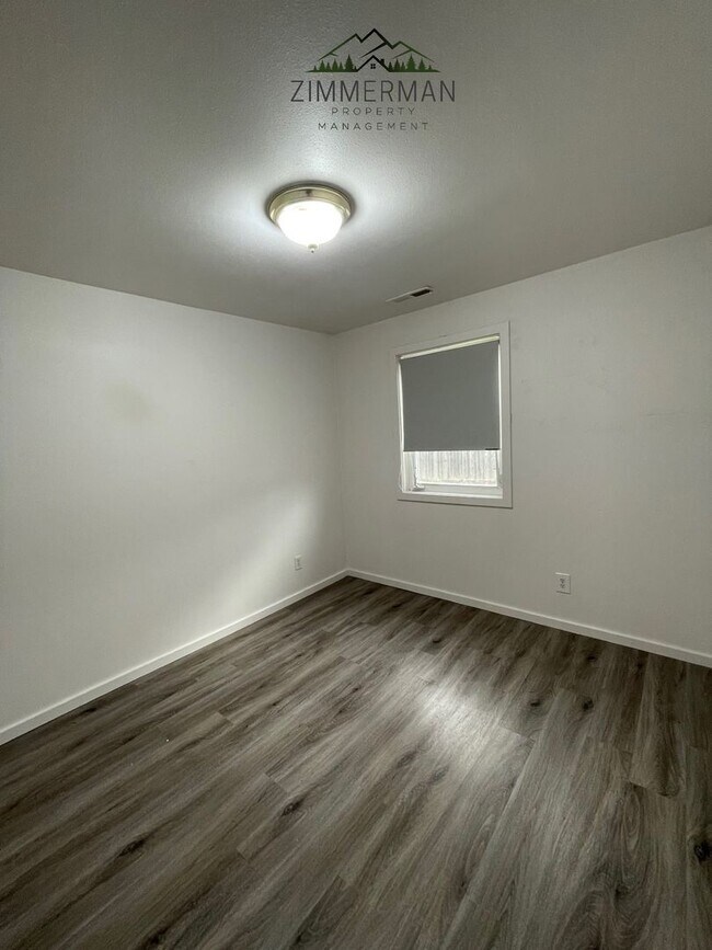 Building Photo - 3 bedroom, 1 1/2 bathroom House in Thurston neighborhood