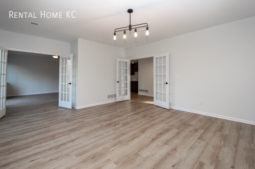 Building Photo - Large 1.5 Story luxury home on 2.5 acres  ...