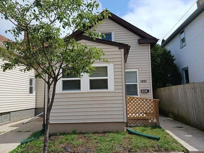 Primary Photo - 1821 Marquette St