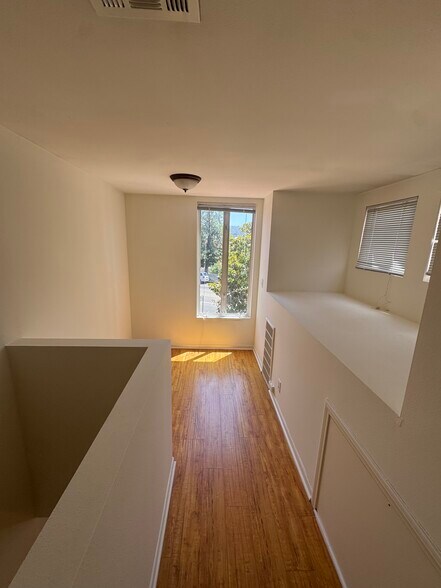 Building Photo - 14435 Riverside Dr