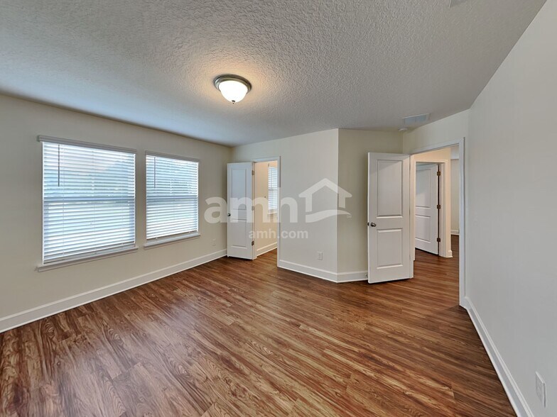 Building Photo - 2437 S Park Ave