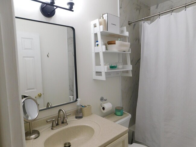 Building Photo - 543 Longshore Dr