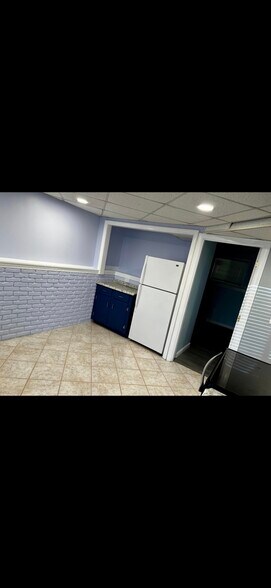 Building Photo - 6 1/2 Floyd Rd