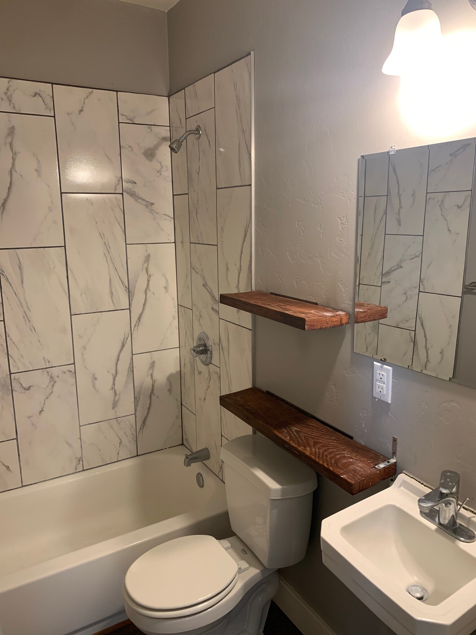 tiled tub/shower - 114 N jacobus ave