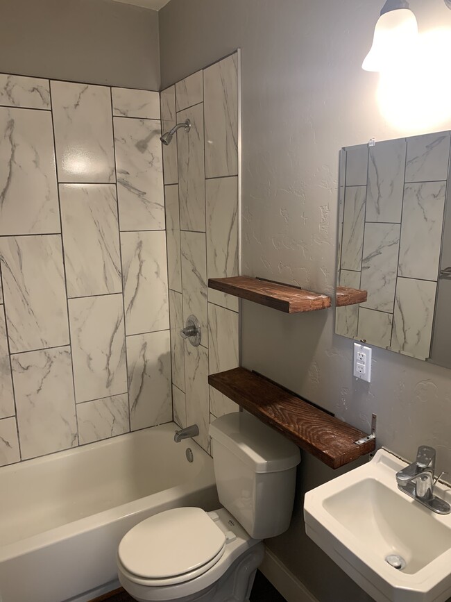 tiled tub/shower - 114 N jacobus ave