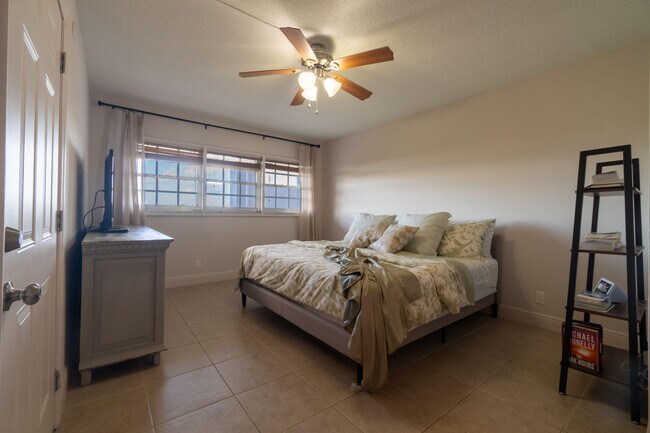 Building Photo - 3200 N Palm Aire Dr