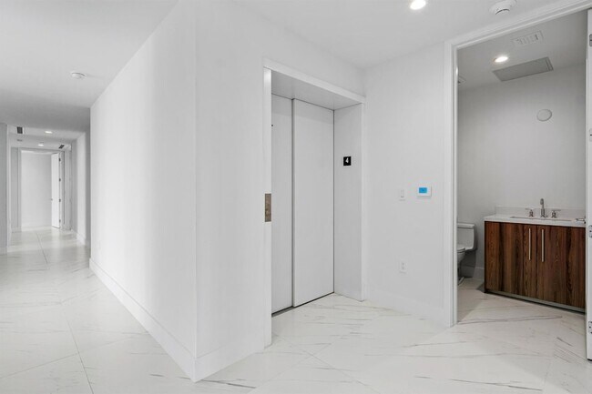 Building Photo - 495 E Royal Palm Rd