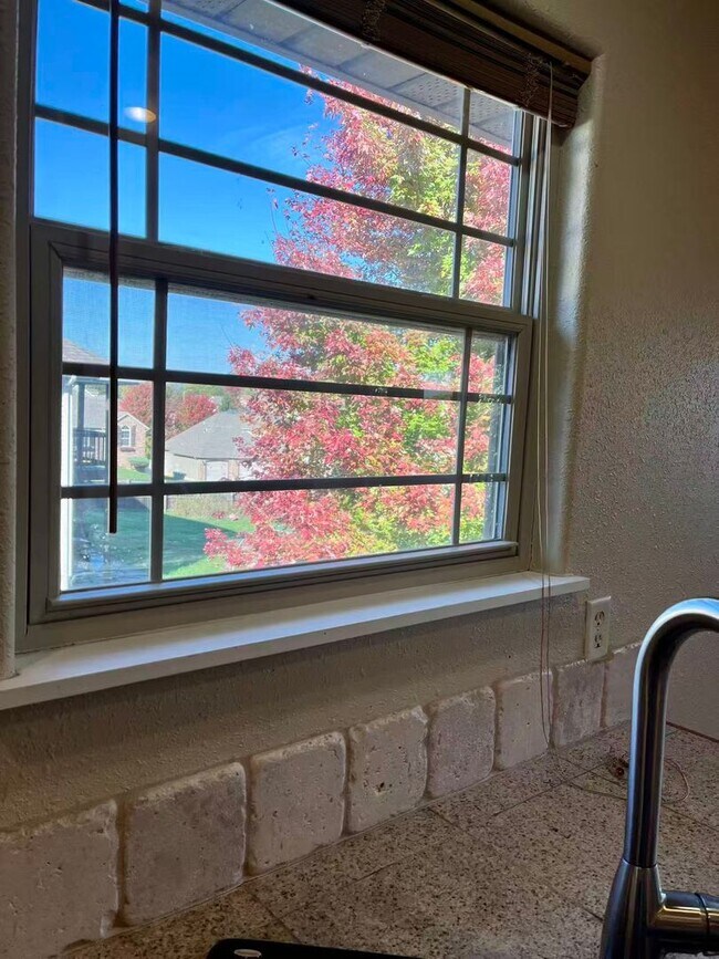 Building Photo - 5 bedroom and 3 bathroom two level house