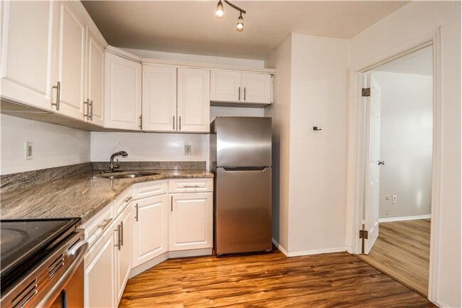 Building Photo - 18 College Dr