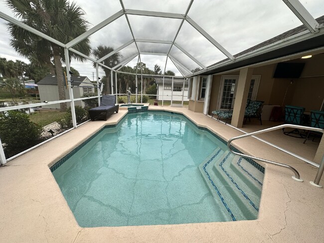 Building Photo - Freshwater Canal Pool Home