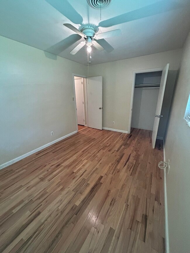 Building Photo - 811 Bahama Dr