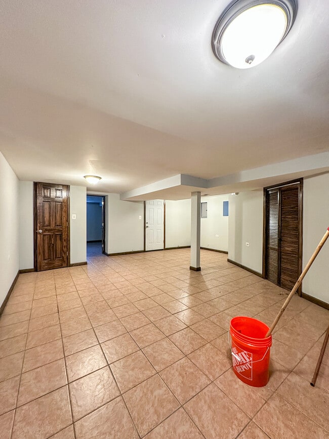 Building Photo - 6058 S Richmond St