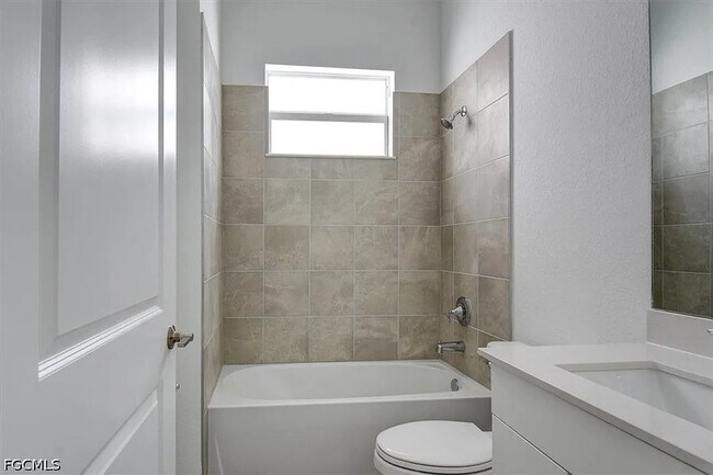 Building Photo - 7796 Lakes Edge Ln