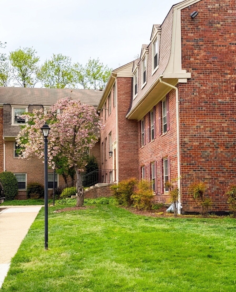 Building Photo - 6008 Westchester Park Dr