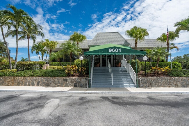Building Photo - 18081 SE Country Club Dr