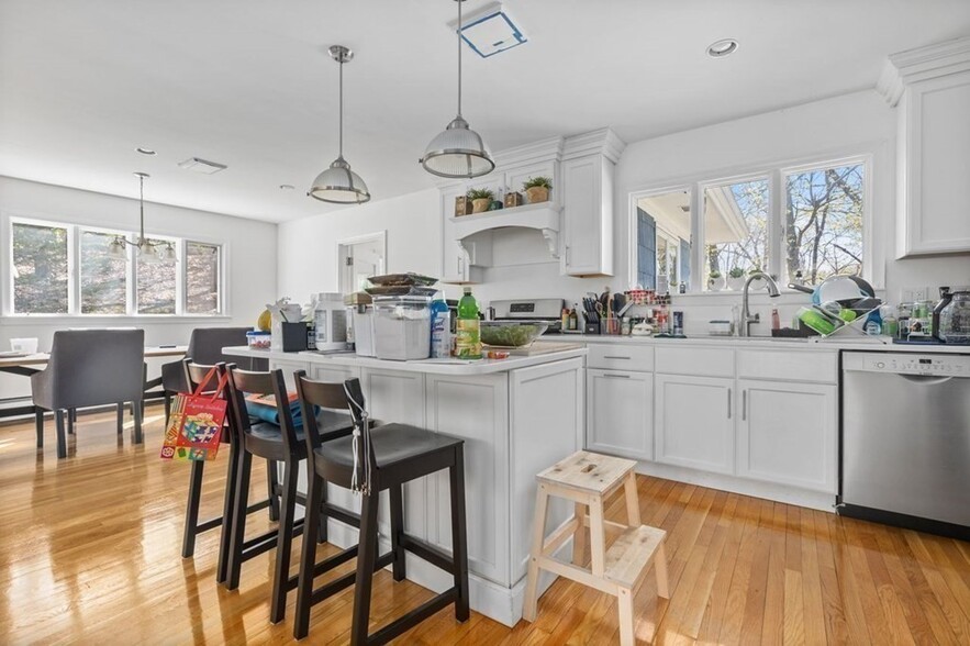Building Photo - 608 Beacon St