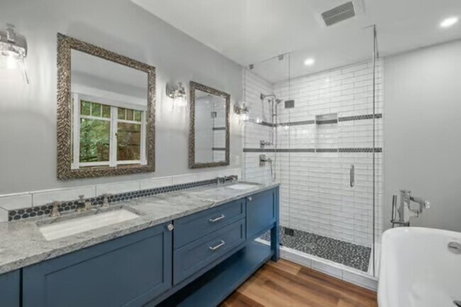 Building Photo - 3Bd/3.5Ba Kirkland Home
