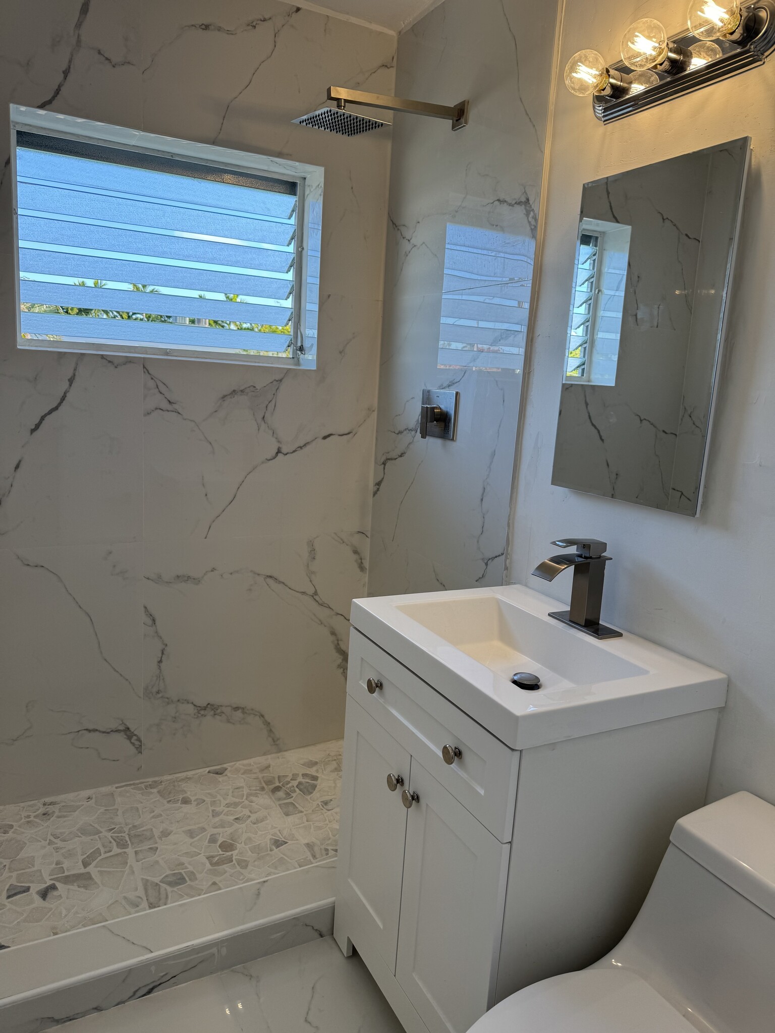 Building Photo - 2250 Bay Dr