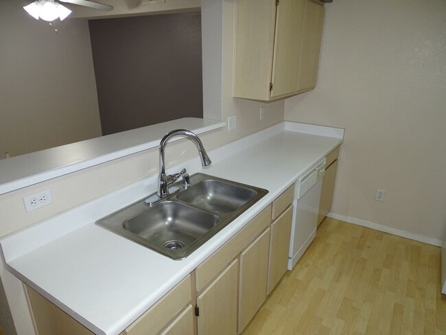 Building Photo - Well Cared For 1 Bed, 1 Bath 2nd Floor West Side Condo