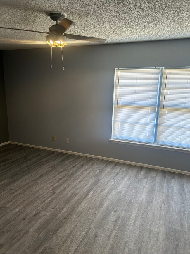 Building Photo - 1315 White Rock Dr