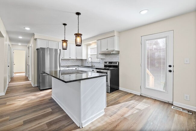 Building Photo - 564 Briarwood Dr