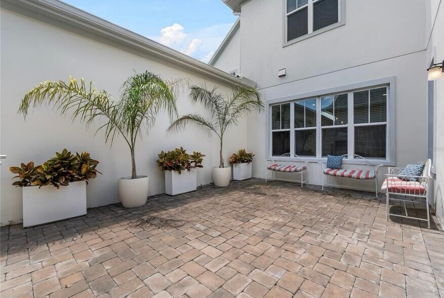 Building Photo - 8427 Modiano St