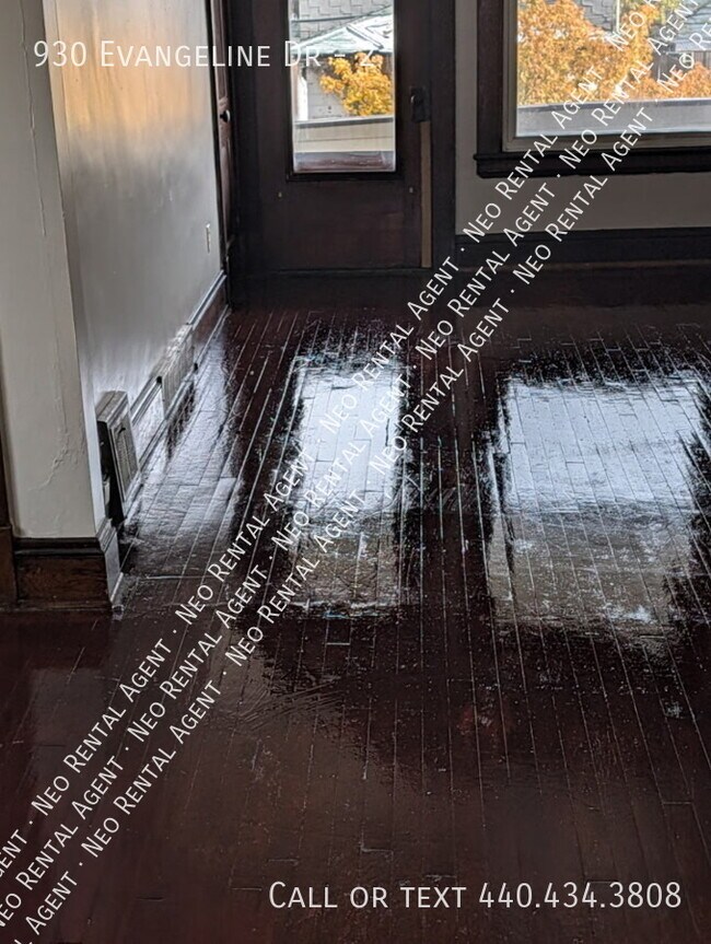 Building Photo - 930 Evangeline Rd