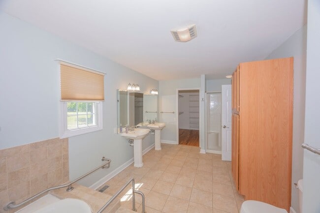 Building Photo - 237 Riverbend Rd