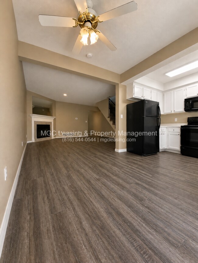Building Photo - Spacious Townhome Near Shopping, Parks & Highways