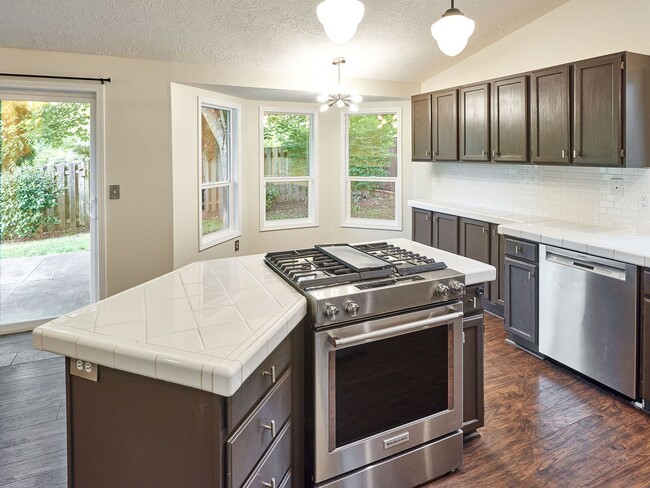 Building Photo - 3 bed, 2 bath single-level home in South Salem