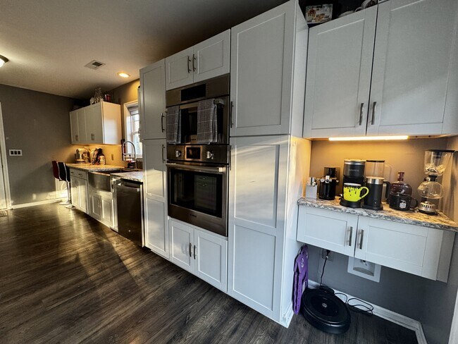 Building Photo - 211 Hidden Oaks Dr