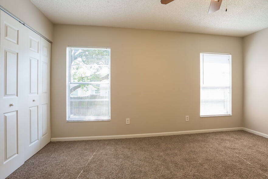 Building Photo - 317 Regal Park Dr