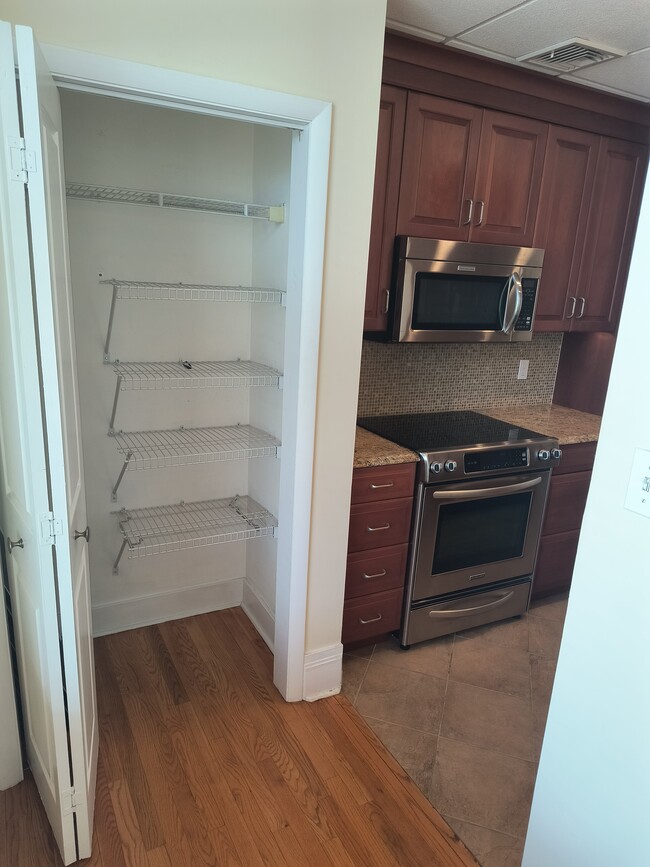 Building Photo - 535 Main St