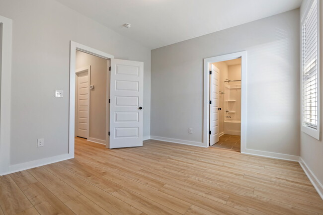 Upstairs Private Bedroom & Bathroom - 4618 Everlee Pky