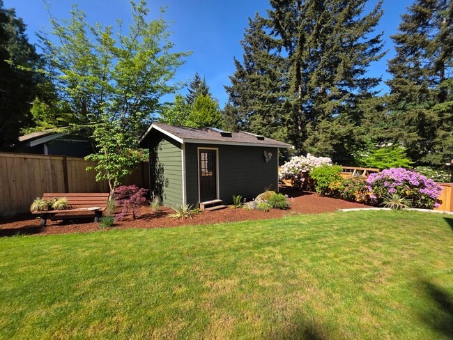 Building Photo - Lea Hill tri-level home - 3 bedroom 2.5 bath home - Feels like new/ Remodeled - A Must see - Avai...