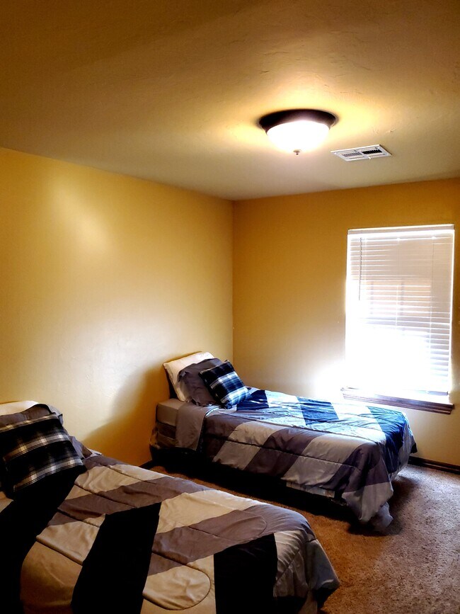 Building Photo - 605 SW 149th Pl