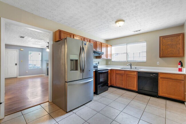 Building Photo - 314 Country Club Dr