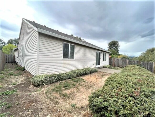 Building Photo - Beautiful 4BR/2BA Single-Level Home in Heart of McMinnville