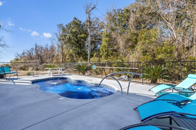 Building Photo - 135 Brady Dr