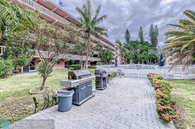 Building Photo - 200 NE 12th Ave