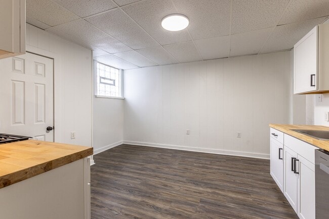 Building Photo - Available April 2026 - COMPLETELY RENOVATED 2 Bedroom Home