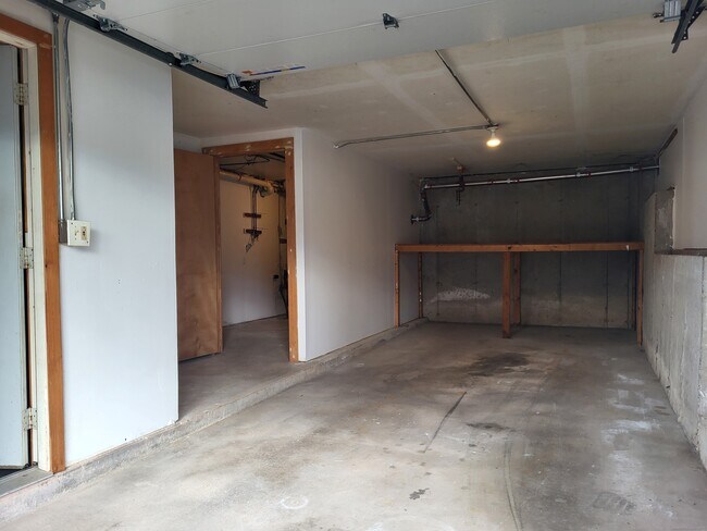 Building Photo - 1730 Farmington Ave