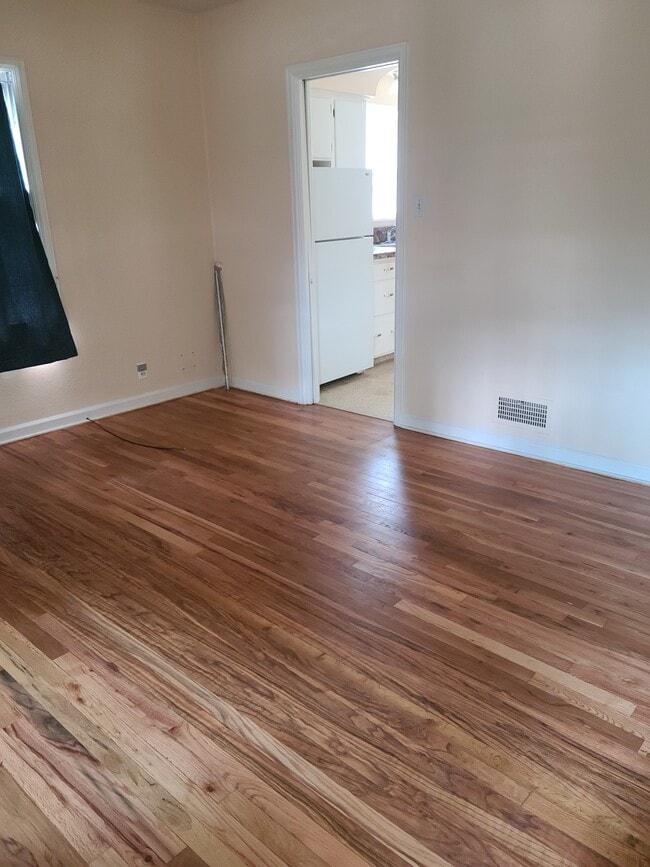 Building Photo - 936 E Benton St