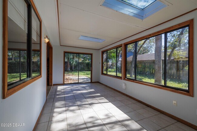 Building Photo - 909 Brookside Dr