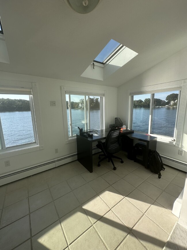 Building Photo - Luxurious 2 Bed, 2 Bath Rental on Lake Qui...