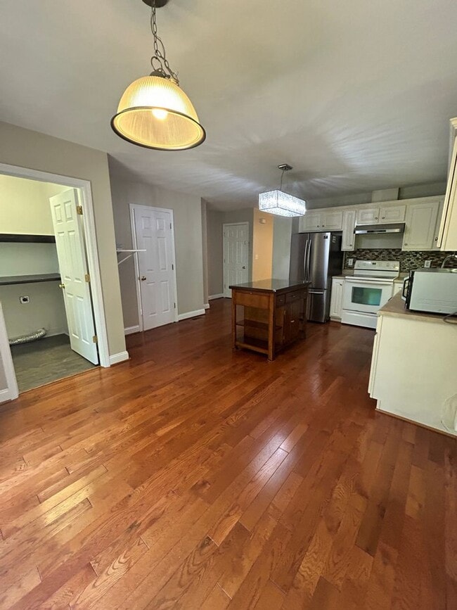 Building Photo - Like New Townhome in Old SW! Close to Cari...