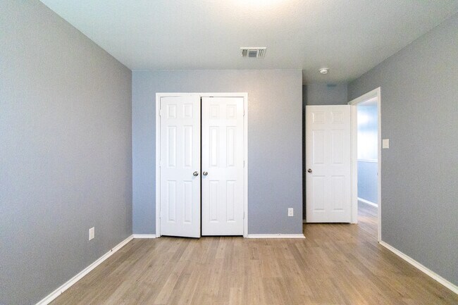 Building Photo - 6505 Clear Brook Dr